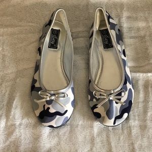 Easy brand blue,silver,and grey camo pattern flats
